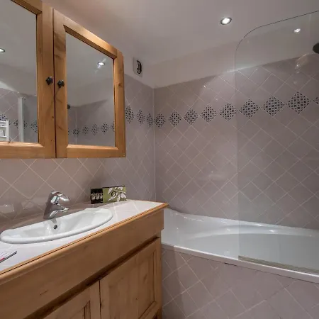 Superbe Duplex 100m² au cœur de Courchevel 1850, à 50m des pistes, 3 chambres, tout confort - FR-1-575-146 *